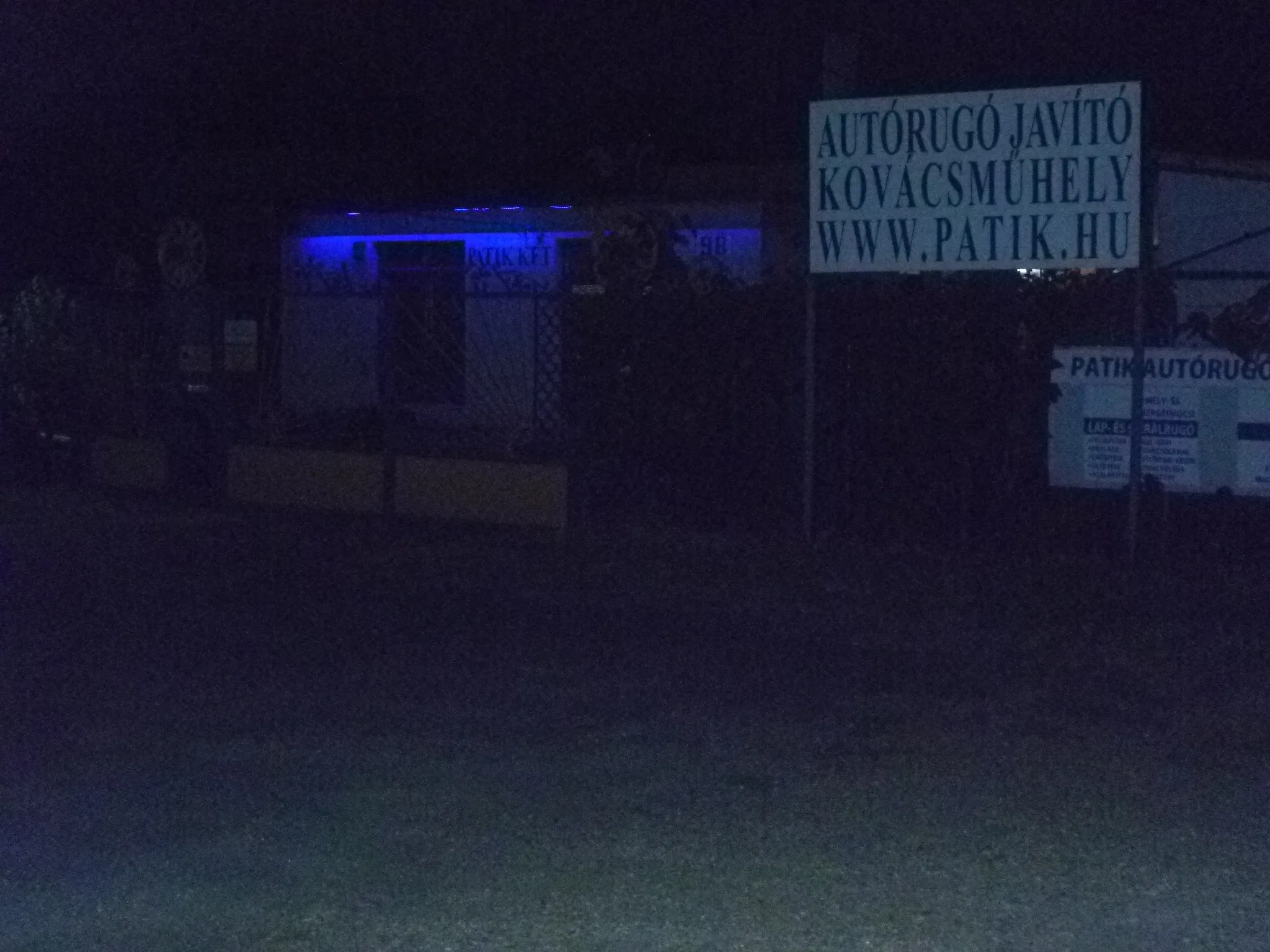 Autórugó javító műhely éjszakai kivilágításban