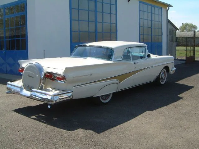Ford Fairlane veterán autó emelés és javítás után (Ilyen lett)